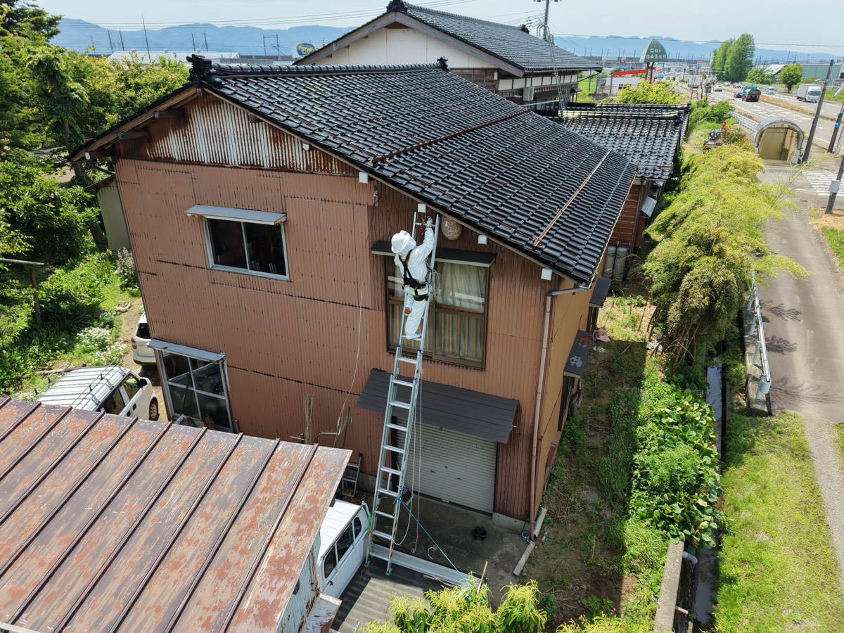 ドローン俯瞰で見た高所作業の様子